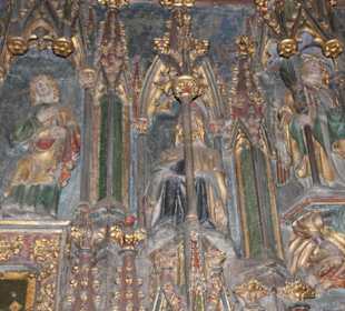 Heiligenstatuen am Tabernakel