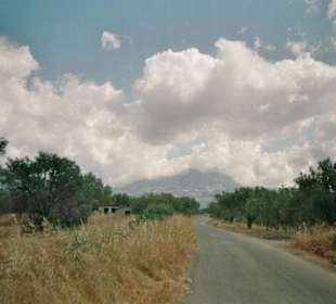 Dunkle Wolken über Dirfis Berg