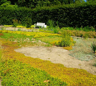 Garten mit vielen Sitzmöglichkeiten
