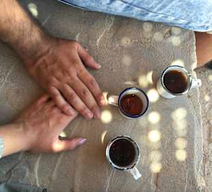 Leckeren Schwarz Tee von den Beduinen bekommen