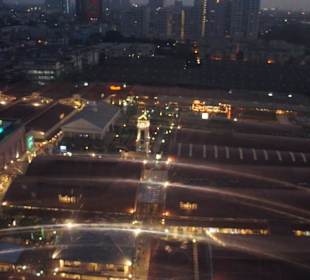 Markt von oben. Bei der Uhr hippe Restaurants