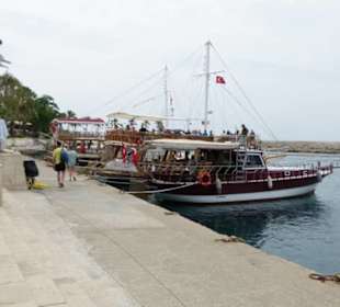 Kleine Ausflugsboote im Hafen