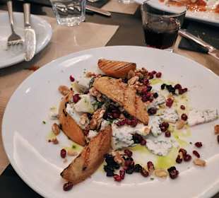 Ziegenblauschimmelkäse mit Pfirsichen