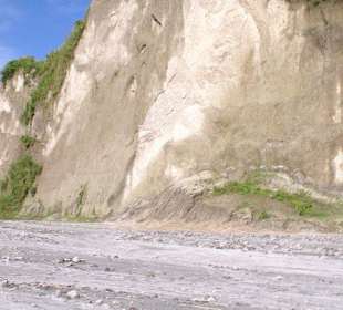 Der Weg führt dem Fluss entlang