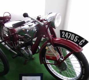 Alte Motorräder und Fahrräder