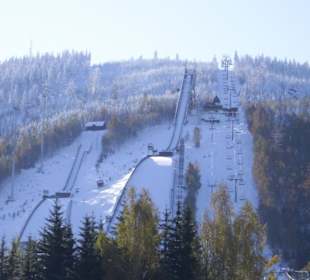 Blick zu den Schanzen und den Lift