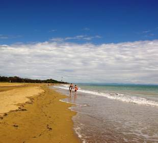 Am Strand entlang super