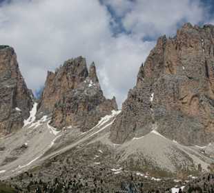 Gie Langkofelscharte vom Sellajoch aus gesehen