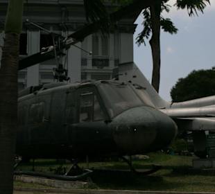 Hubschrauber vor Museum