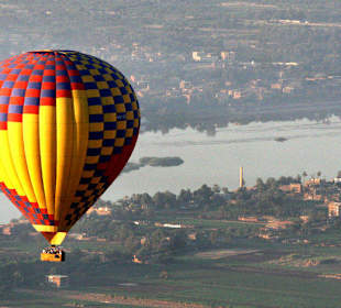 Lot balonem o wschodzie słońca.