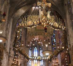 Hauptaltar mit Baldachin von Antonio Gaudi