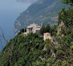Blick vom Aussichtspunkt auf die Kirche