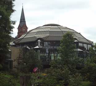Blick vom Park auf die Therme