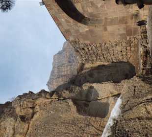 Klaszto położony jest w wąwozie pomiędzy zboczami.