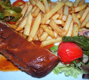 Ein sehr solides Rib-Steak mit Beilagen