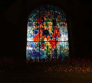 Chagallfenster bei Nacht