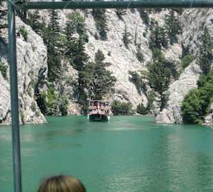 Smaragdgrünes Wasser