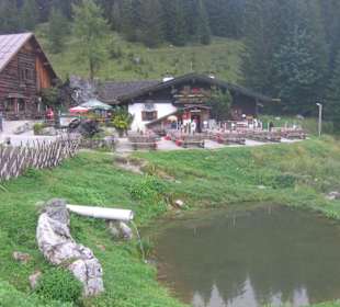 Ausblick auf die Unterhofalm und das Nebengebäude