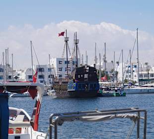 Ein Piratenschiff im Yachthafen