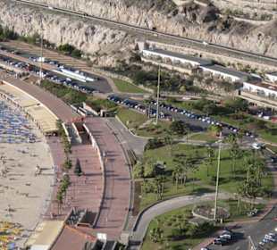 Widok na plażę z poziomu recepcji hotelu