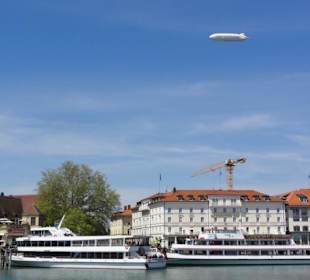 Zeppelin grüßt Hafen