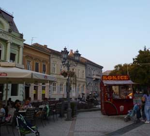 Fußgängerzone mit Popcornstand 