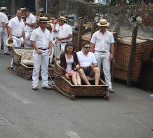 Schlange stehen für die Korbschlittenfahrt