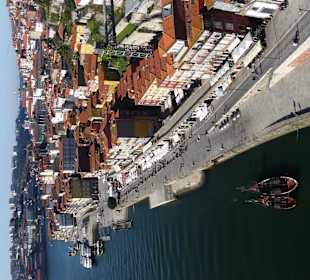 Hafenviertel von der Brücke aus gesehen