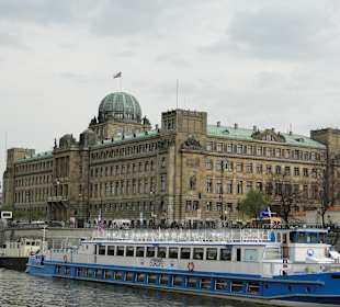 Großes Gebäude an der Moldau 