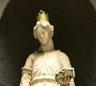 Figura przy jednej z uliczek