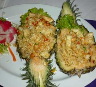 Gebratener Reis mit Hähnchen und Garnelen