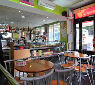 Blick in den Gastraum des Cafés