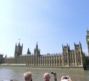 Westminster von der Themse aus gesehen