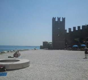 Strand an der Burgruine