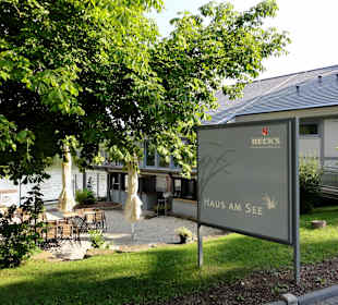 Blick auf den kleinen Biergarten des "Haus am See"