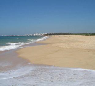 Der Vale do Lobo Strand östlich von Quarteira