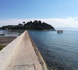 Blick und Weg zur Insel Kanoni