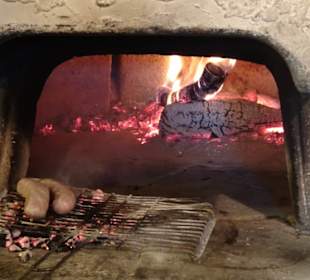 Blick in den Holzofen des Restaurants
