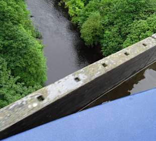 So tief, ohne Geländer geht es nach unten