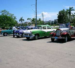 Mietfahrzeuge am Platz der Revolution