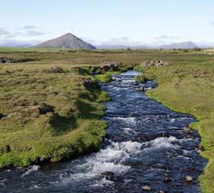 Fluss Laxá mit dem berg Vindbelgjarfjall