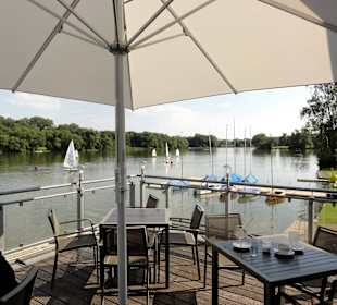 Plätze auf der Terrasse über dem Wasser