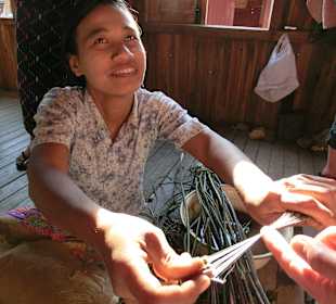 Die feinen Fäden aus dem Lotusblütenstengel