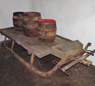 Schlitten mit Bierfässern