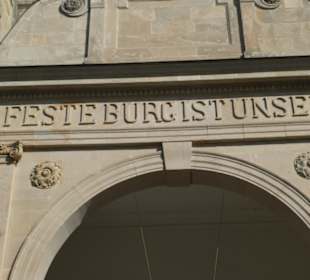 Über dem Eingang: Ein feste Burg ist unser Gott