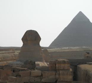 Sphinx mit Cheopspyramide