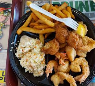 Frittierte Shrimps mit Beilagen