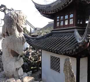 Каменные львы в саду Львиная Роща