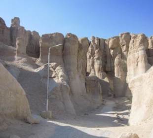 Felsskulpturen säumen die Zugangsallee