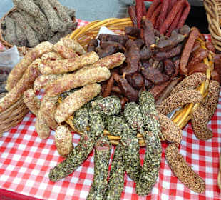 Wurstsortiment auf dem Grünmarkt